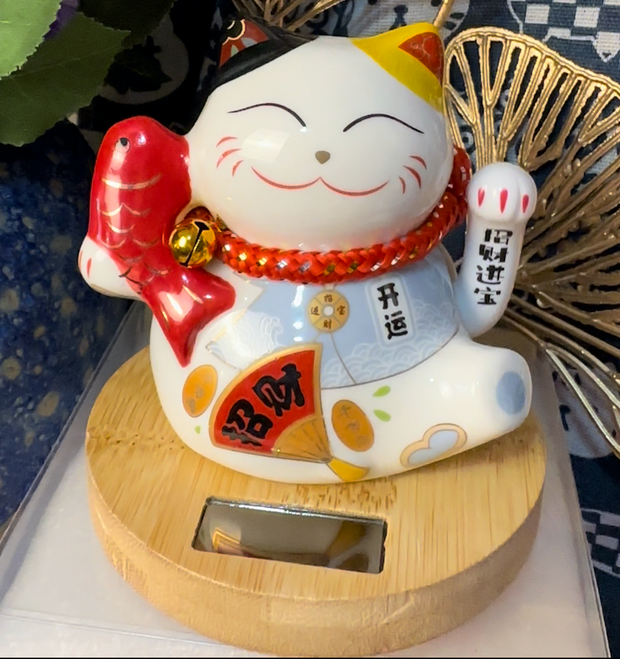 #HD1031 White Solar Waving Lucky Cat Wood stand Ceramic Automatic Beckoning Car Household Decoration Craft Gift