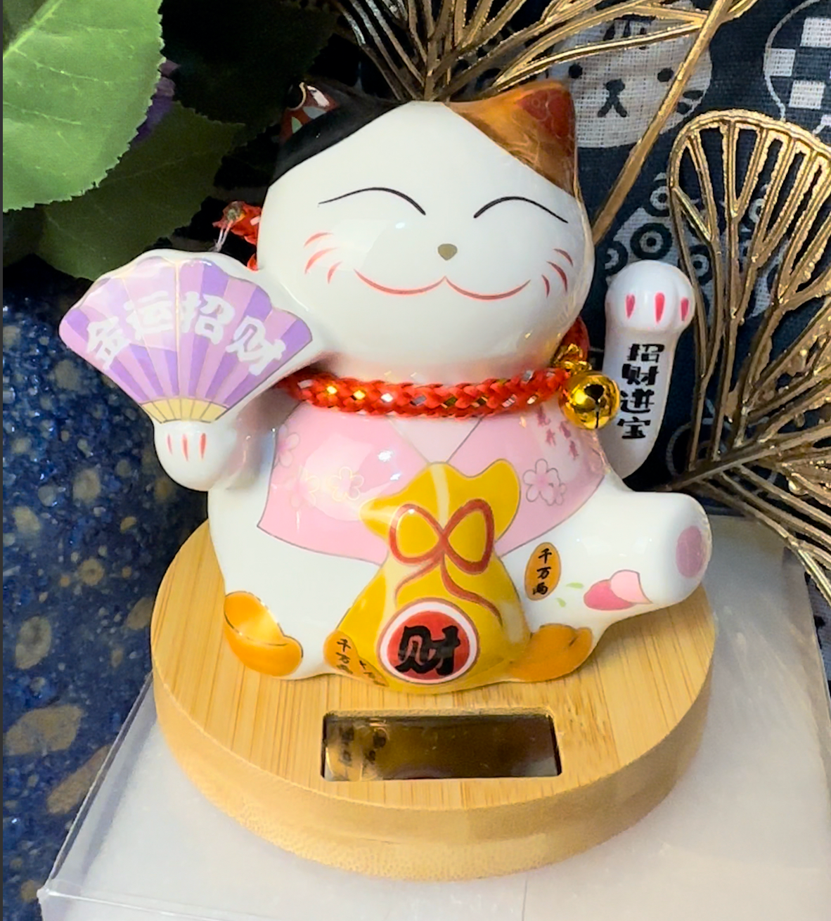 #HD1031 White Solar Waving Lucky Cat Wood stand Ceramic Automatic Beckoning Car Household Decoration Craft Gift
