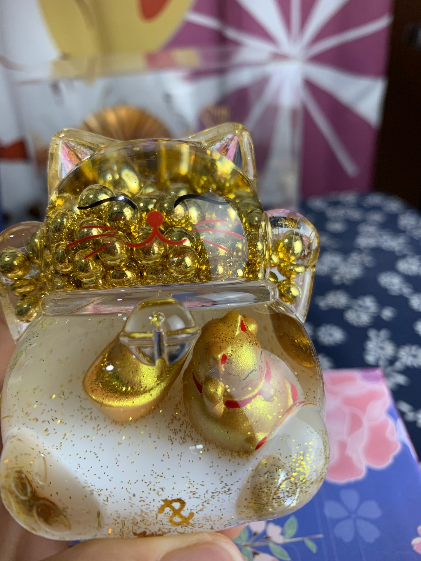 #HD1040 Globe Liquid filled floating Fortune cat lucky cat maneki neko girl