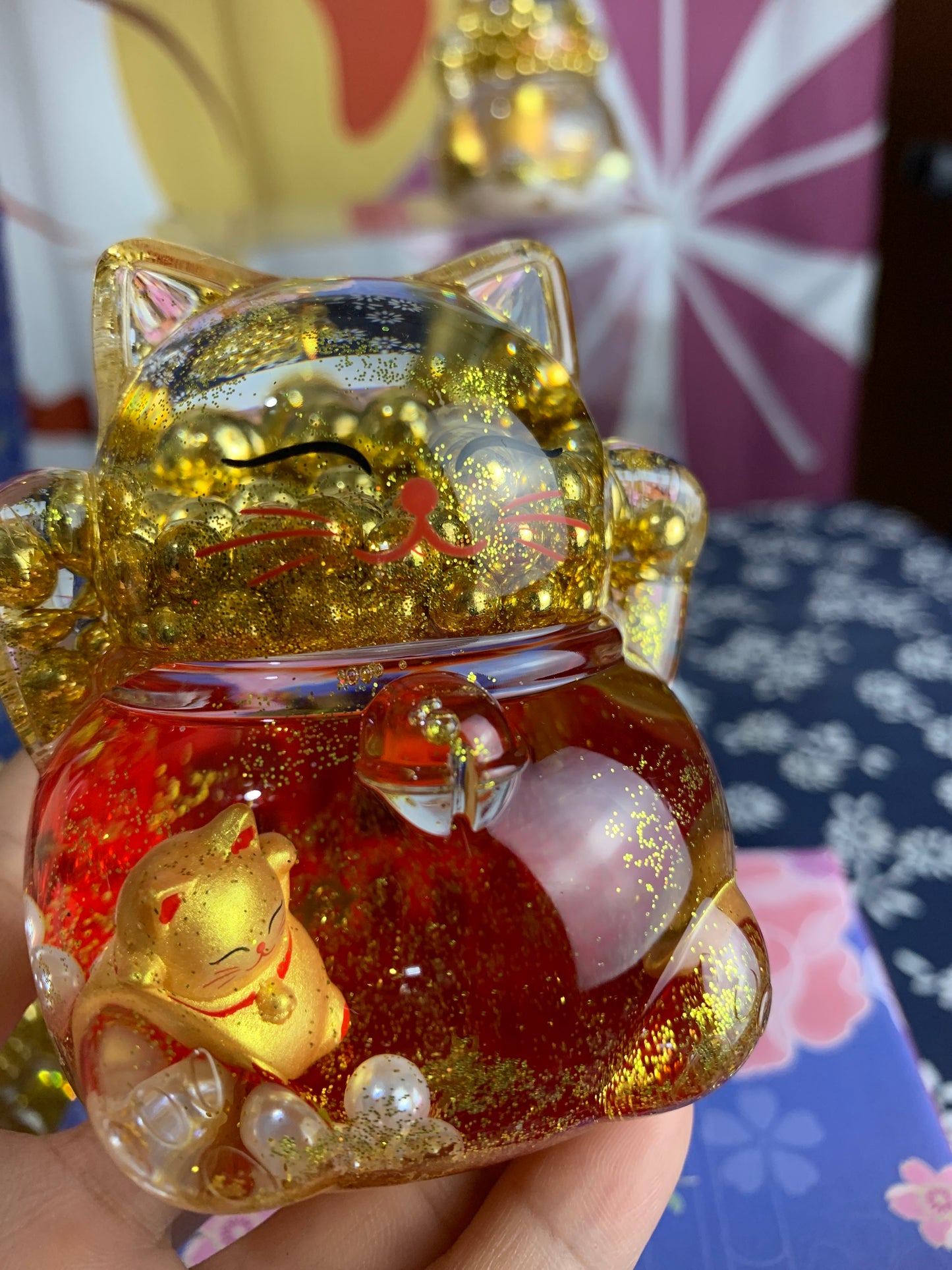 #HD1040 Globe Liquid filled floating Fortune cat lucky cat maneki neko girl