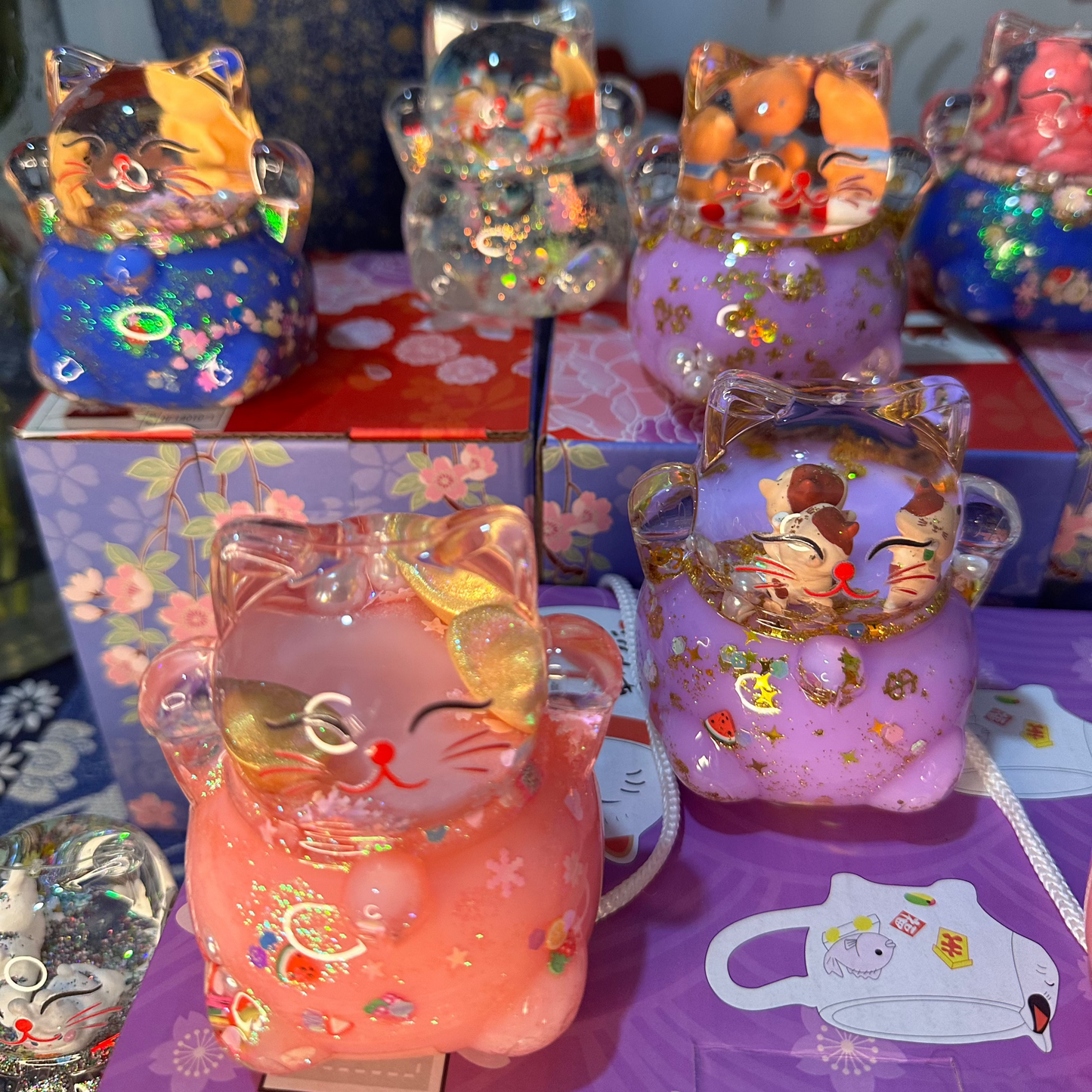 #HD1040 Globe Liquid filled floating Fortune cat lucky cat maneki neko girl